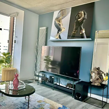 Captivating 2-bed Skyview In Leeds