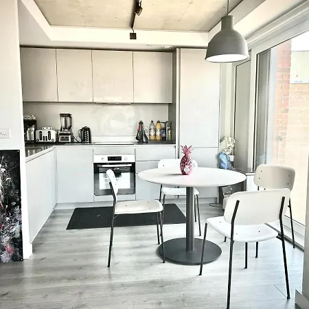 Captivating 2-bed Skyview In Leeds *
